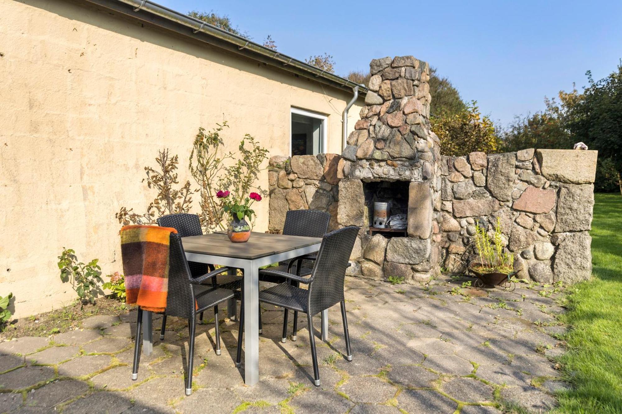 Logi I Hus Med Kunst Og Have Bed and Breakfast Vestervig Exteriör bild